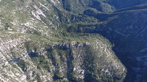 Flug-über-Einer-Großen-Erosionslandschaft,-Dem-Cirque-De-Navacelles-In-Frankreich.